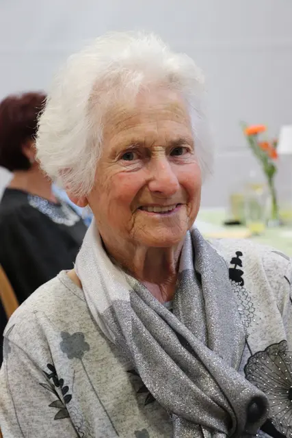 Die viele Arbeit hielt Adolfine Holzer jung. „Mit 14 habe ich schon im Sägewerk Fernitz zu arbeiten begonnen“, sagt die rüstige Seniorin. Später arbeitete sie bei den Puch-Werken. Zum PVÖ brachte sie ihr Mann, mit dem sie 56 Jahre verheiratet war. Viele schöne gemeinsame Ausflüge und Reisen unternahmen die beiden mit dem PVÖ. Seit vielen Jahren Witwe, schätzt sie die Gemeinschaft beim PVÖ und ist nach wie vor bei Ausflügen dabei. Jetzt wurde sie für ihre 35-jährige Mitgliedschaft geehrt und bedankt. | Foto: Edith Ertl