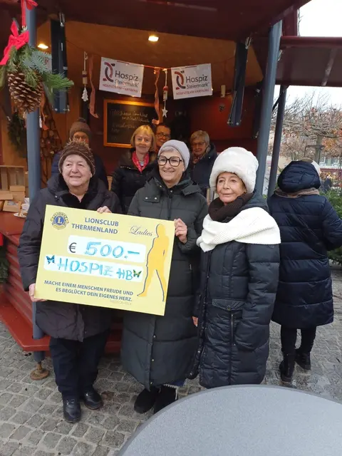 Hospizteamleiterin Renate Prasch mit Lions Club Thermenland Präsidentin Sabine Siegel und Vizepräsidentin Rita Gasper (v.l.) bei der Spendenübergabe.   | Foto: KK