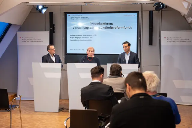 (v.l.:) Der neue Gesundheitsreformfonds wurde von ÖVP-Klubobmann August Wöginger, Gesundheitsministerin Korinna Schumann (SPÖ) &amp; Yannik Shetty, Klubobmann der Neos präsentiert. | Foto: Valentina Marinelić/MeinBezirk