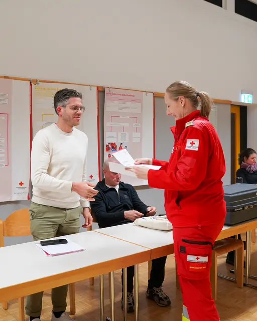 Bezirksbeauftragte Elisabeth Jauk freut sich über die neuen First Responder. | Foto: J. Reicher/Rotes Kreuz Stmk.