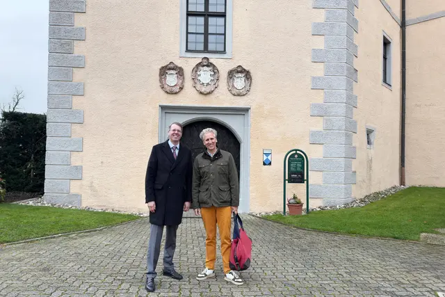 Johann-Philipp Spiegelfeld (rechts) und Schloßbesitzer Hubertus Prinz von Sachsen-Coburg und Gotha.
 | Foto: ORF/Interspot Film GmbH/Lucie Debnam