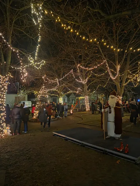 Der Fitness Club Borištof sammelte beim Adventfenster 1.000 Euro Reinerlös, der dem Sterntalerhof gespendet wird. | Foto: Michael Babits
