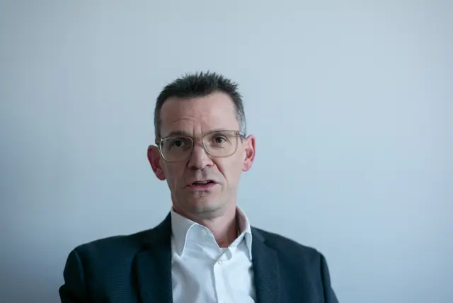 Neunkirchens Bürgermeister Peter Teix (ÖVP) musste mit der Abteilung Wasserbau für eine Behelfsbrücke in Peisching sorgen. | Foto: Santrucek