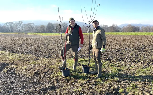 Bernhard Takacs und Franz Ewald Toth von der Jägerschaft Heiligenkreuz pflanzten im Rahmen des geförderten Projektes „Netzwerk Wildkatze“ Heckenstreifen als Korridore für die Wildkatze. | Foto: Elisabeth Kloiber