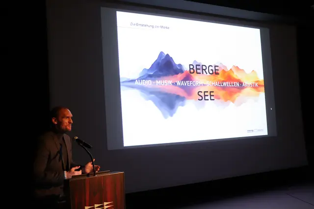 Am 17. Dezember 2025 wurde die neue Marke "Classic Peaks" im Festspielhaus Erl präsentiert. Das Design vereint Akustik (Audiowellen-Form), die Berge aus dem Kufsteinerland sowie die Wasserspiegelungen vom Chiemsee. | Foto: Christiane Nimpf