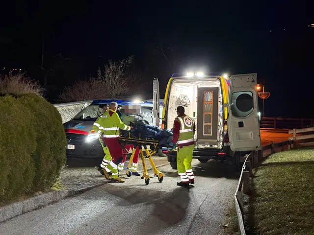 Während in Kufstein ein Arbeiter in einer Holzfirma von einer Leiter stürzte, wurde in Alpbach ein Fußgänger durch ein ausparkendes Auto verletzt. | Foto: ZOOM.Tirol