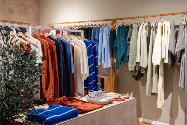 Umgesetzt wurde das Projekt als Shop-in-Shop: Der neue Verkaufsbereich ist im Modegeschäft "AMEVI" untergebracht, das von den Unternehmerinnen Ea Marie Jensen und Victoria Rupnik geführt wird.  | Foto: amevi