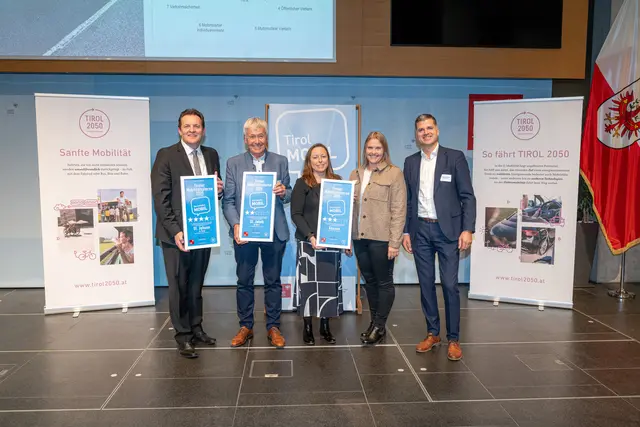 LR René Zumtobel, Bgm. Franz Wallner (St. Jakob), Christina Jöchtl (Kössen), Tamara Dagn (Kössen), Rupert Ebenbichler (GF Energieagentur Tirol) (v. li.). | Foto: Energieagentur Tirol/Blitzkneisser