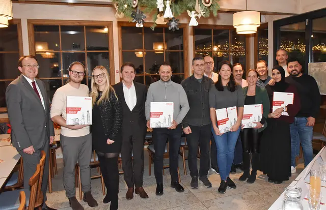 Bei der 15. Baurechtsaktion wurden sieben Grundstücke in Pottenbrunn an die künftigen „Häuslbauer:innen“ vergeben.  | Foto: Gerald Weixelbraun