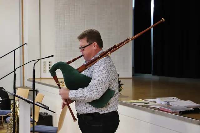 Seit vier Jahren lernt Günter Bauer im Konservatorium Graz Dudelsack. Bei der PVÖ-Weihnachtsfeier hatte er seinen ersten öffentlichen Auftritt, und den gebührenden Applaus.  | Foto: Edith Ertl