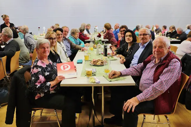 Die Vorgängerin von Günter Bauer als PVÖ-Obmann Maria Predikaka (li) und ihr Gatte Eduard Predikaka (re) wurden für ihre 15-jährige Mitgliedschaft zum PVÖ geehrt.  | Foto: Edith Ertl