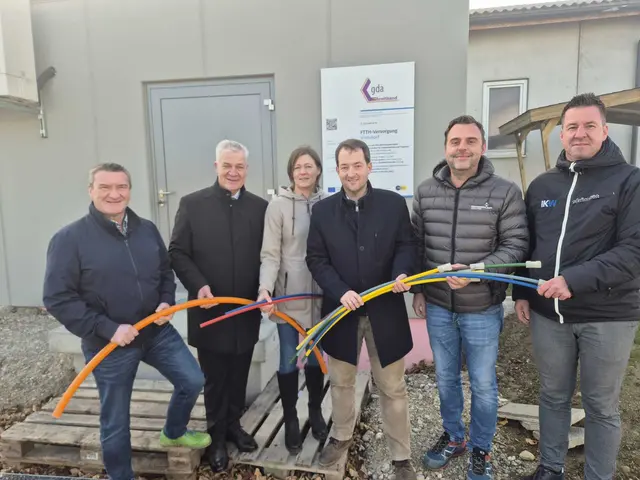 Vbgm. Franz Eder, Landesrat Anton Kasser, gfGR und Amtsleiterin Maria Seisenbacher, Bürgermeister Markus Burgstaller, Christoph Hinterholzer, Franz Fischer (IKW). | Foto: Gemeinde Viehdorf