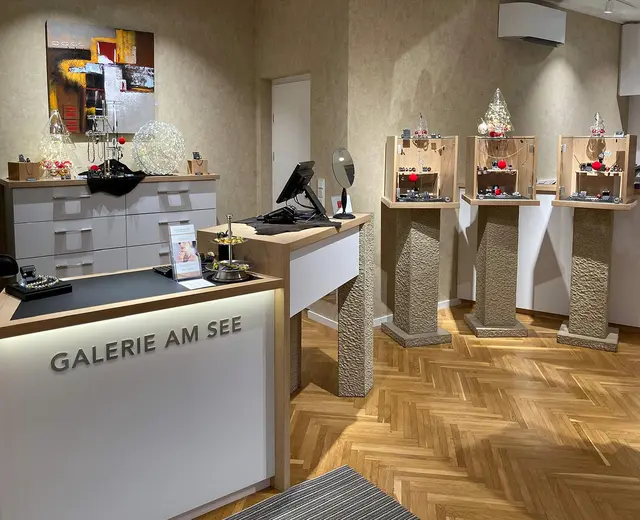 Die Galerie am See liegt direkt am Veldener Adventmarkt und lädt zum Stöbern ein | Foto: Galerie am See