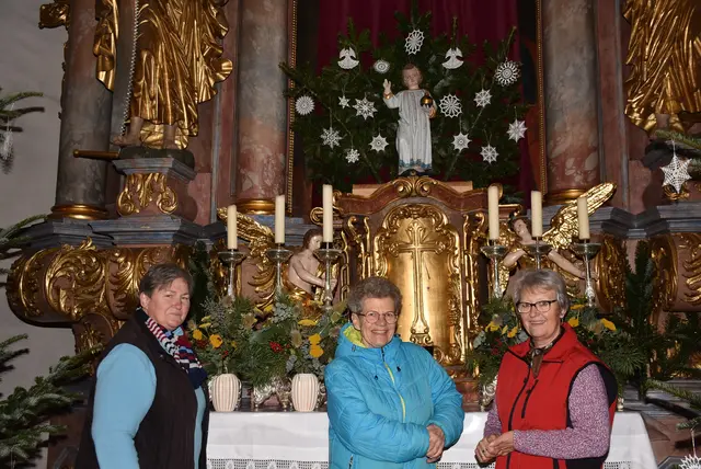 Theresia Lindtner, Maria Ebenhofer und Rosi Raab schmücken jeden Samstag und vor den Feiertagen die Pfarrkirche Pabneukirchen.  | Foto: Zinterhof
