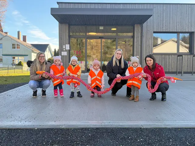Die Pädagoginnen der TBE Wilhelmsburg Natalie Kern und Jasmin Philipp mit den Kindern, die die Tagesbetreuungseinrichtung besuchen, und ARBÖ-Verkehrserzieherin Petra Kern | Foto: ARBÖ Niederösterreich