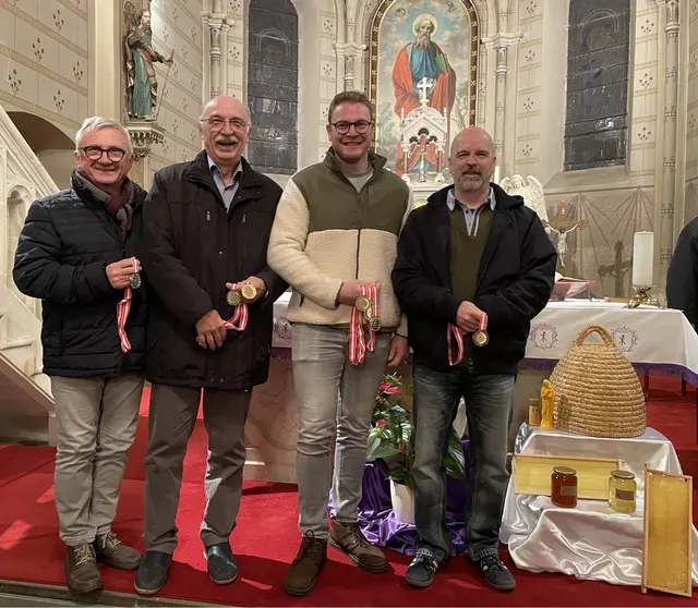 Die erfolgreichen Honigprämierungs-Gewinner Hannes Zlatarich, Franz Hedl, Peter Plemenschitz und Rene Englich präsentierten stolz ihre Medaillen. | Foto: Freddy Fellinger