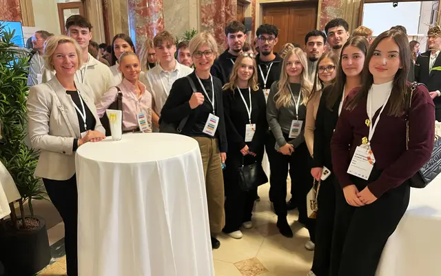 Die HAK/HAS Oberpullendorf gehört nun offiziell zu den führenden Schulen Österreichs im Bereich unternehmerisches Denken. Am Foto: Beate Heinrich, Sonja Hasler mit SchülerInnen der Klasse 5AK
 | Foto: HAK/HAS Oberpullendorf