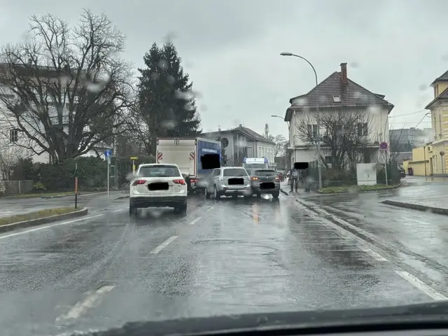 Bild zum Unfall. Polizei und Rettung sind vor Ort. | Foto: MeinBezirk.at