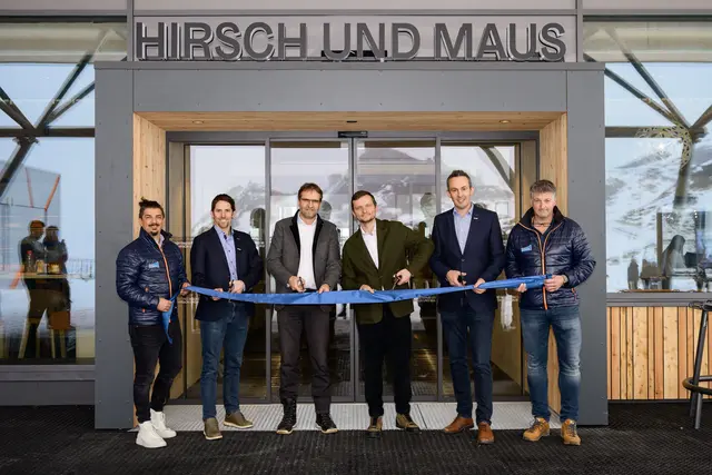 Mit der symbolischen Durchtrennung eines Bandes wird das Bergrestaurant Hirsch und Maus den Betreibern übergeben. Im Bild v. l.: Markus Papai (Bereichsleiter Marketing, Kommunikation und Sales, Gasteiner Bergbahnen), Benjamin Rogl (Vorstand Gasteiner Bergbahnen), Sebastian Kroesen (Architekt, HASENAUER.ARCHITEKTEN), Julian Scharfetter (Gastronomischer Leiter, Scharfetter Betriebe GmbH), Andreas Innerhofer (Vorstandsvorsitzender Gasteiner Bergbahnen AG), Christian Hochreiter (Betriebsleiter Schlossalmbahn).  | Foto: Gasteiner Bergbahnen AG/Marktl Photography 