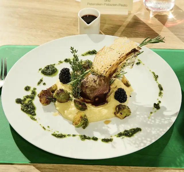 THEMA WARENKORB: Lammkrone mit Pastinaken-Parmesan-Püree, Pistazien Pesto, Kohlsprossen und Lammjus Pis | Foto: David Kruselburger