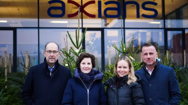 Hans-Jürgen Brandstätter, Elisabeth Häusler, Sara Pichler, Bernhard Leitner (v.l.n.r.) vor den Tannenbäumen, die an Kunden und Partner verschenkt werden.