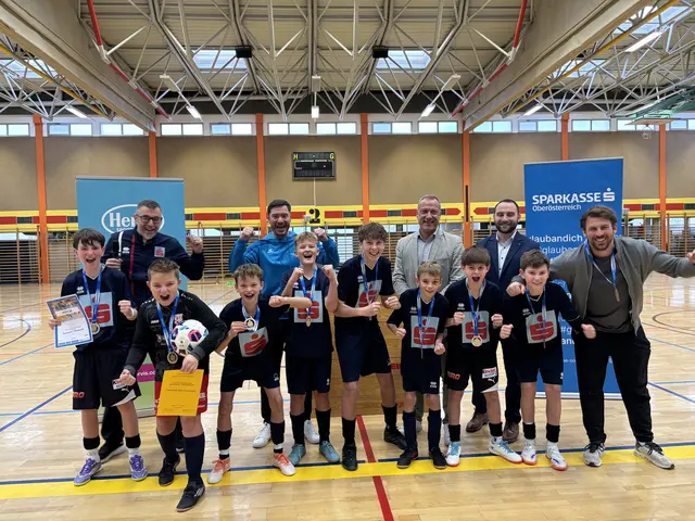Die Mittelschule St. Georgen an der Gusen triumphierte beim Finalturnier in der Bezirkssporthalle Perg. Am Bild die erfolgreichen Kicker mit Betreuer Lukas Wührer, den Organisatoren Matthias Froschauer und Georg Leitenmayr sowie Rainer Friedinger und Markus Leonhartsberger vom Sponsor Sparkasse OÖ. | Foto: MeinBezirk Perg/Köck