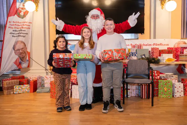 Der Weihnachtsmann beschenkte Kinder im Festsaal. | Foto: Samariterbund/Pall