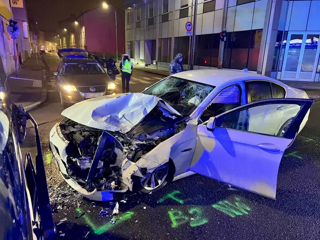 Vor Ort stellte sich heraus, dass ein Pkw mit einem Omnibus kollidiert war. Bei dem Unfall wurden insgesamt drei Personen verletzt. | Foto: FF Schwechat