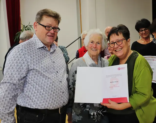 Günter und Helga Bauer  danken mit einer Ehrenurkunde Adolfine Holzer für ihre 35-jährige Mitgliedschaft beim PVÖ. | Foto: Edith Ertl