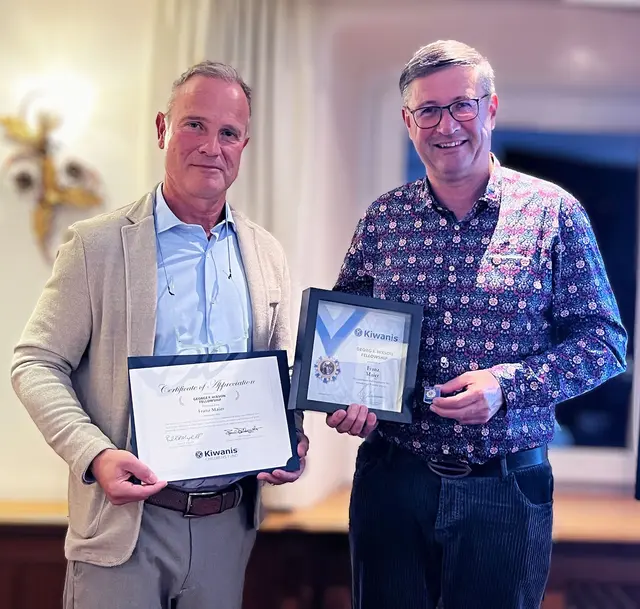 Franz Maier (re.) erhält den Preis aus den Händen von Präsident Joe Freisinger. | Foto: Kiwanis Club Kufstein