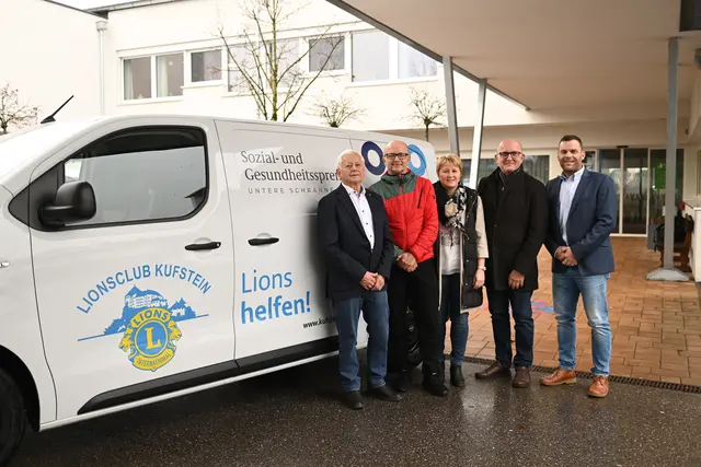 Herbert Reinalter (Spendenbeauftragter Lions Club Kufstein), Lions Präsident Anton Sommeregger, Silvia Hauser (Sozial- und Gesundheitssprengel Untere Schranne), Obmann Franz Bittersam (Sozial- und Gesundheitsprengel Untere Schranne) und Geschäftsführer Alexander Ganster (Sozial- und Gesundheitsprengel Untere Schranne) (v.l.).  | Foto: Lions Club Kufstein