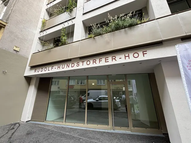 Der Gemeindebau in der Stumpergasse trägt den Namen „Rudolf-Hundstorfer-Hof“. (Archiv) | Foto: Andreas Pölzl/MeinBezirk