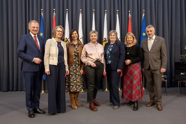 Landeshauptmann Thomas Stelzer mit Sonja Schobesberger, Clusterleiterin Claudia Trinko, Elke Wojakow, Gudrun Dorninger, Bezirkshauptfrau Elisabeth Leitner und Bildungsdirektor Alfred Klampfer (v.li.) | Foto: Land OÖ