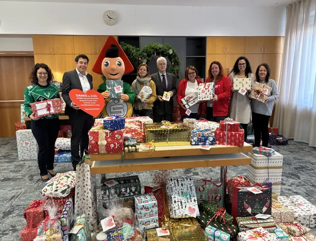 Marketingleiterin Karin Rettenbacher, Vorstandsdirektor Christian Spitzer, Sparefroh, Maria Flöser (Volkshilfe), Vorstandsdirektor Klaus Lehner, Ulrike Oforha und Bettina Klauninger (Caritas), sowie Tamara Jany und Daniela Aigner (Hilfswerk).  | Foto: Wiener Neustädter Sparkasse