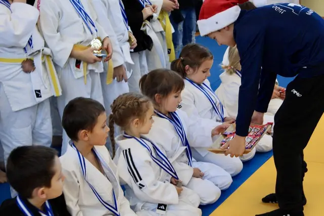 Zur Belohnung für die mutigen Kämpferinnen und Kämpfer gab es Schoko-Nikoläuse. | Foto: Judo Team Wängle