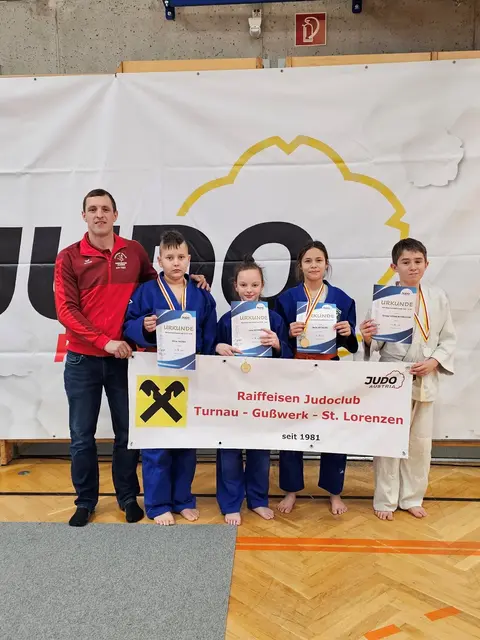 Mit starken Leistungen sicherten sich Lena Schmid und Bella Sotasiri in der Altersklasse U12 jeweils die Goldmedaille und Kilian Reiter und Ismael Rosas Rodriguez in der U14 jeweils Silber für den Raika Judoclub. | Foto: Raika Judoclub