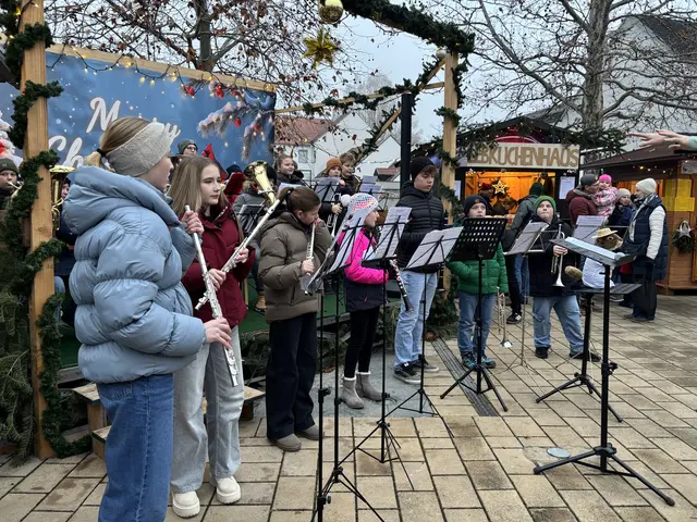 Die Bläsergruppe des Musikvereins Musikland sorgte mit ihren festlichen Klängen für stimmungsvolle musikalische Akzente am Neckenmarkter Adventmarkt. | Foto: Rosenberger Victoria/MeinBezirk