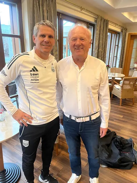 Didi Kühbauer und "Miki" Postmann sind seit vielen Jahren enge Freunde - vor dem LASK Spiel gegen Hartberg traf sich der Trainer mit "Miki" in gemütlich freundschaftlicher Atmosphäre zum SmallTalk. | Foto: Miki Postmann