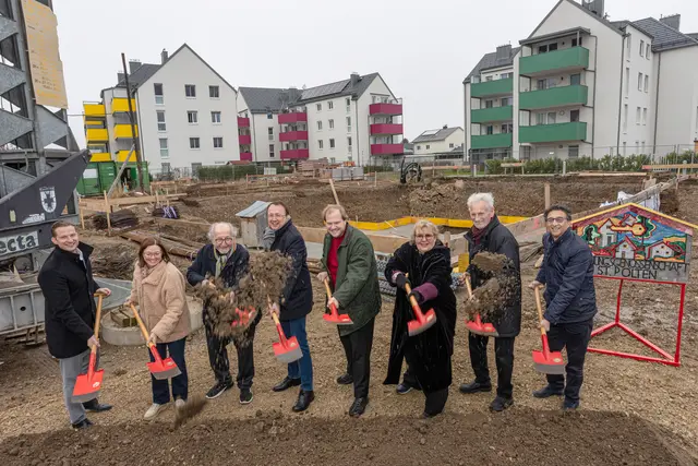 Abgeordnete Doris Schmidl, Bürgermeister Matthias Stadler und Vertreter der Wohnungsgenossenschaft beim Spatenstich. | Foto: Werner Jäger