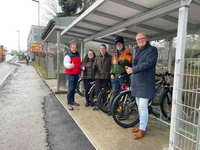 Überdachte Radabstellplätze gegenüber der Berufsschule in der Linzer Straße. | Foto: Gemeinde