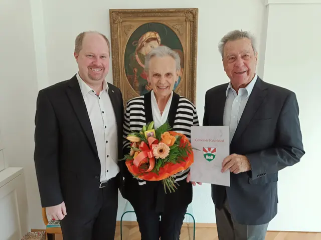Diamantene Hochzeit: Bürgermeister Michael Nistl (ÖVP) gratulierte Anna und Leopold Breitfellner.
 | Foto: Gemeinde Katzelsdorf