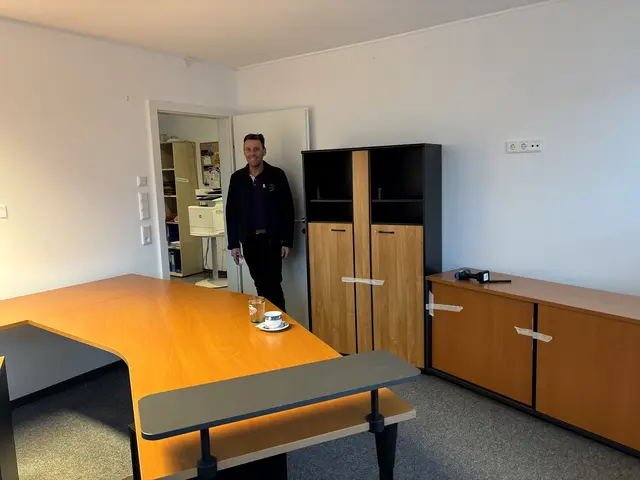 Erich Brugger darf sich freuen, er meldete sich als Erster und darf die Büromöbel kostenfrei mitnehmen.  | Foto: MeinBezirk Pinzgau