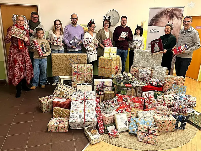 Gruppenfoto bei der Möwe bei der Geschenksübergabe vom Mödlinger Christkinderl – mit vom Team waren Andrea, Patrick und Emil Eder, Katharina Happel, Andrea Habesohn und Andreas Dechant. | Foto: Mödlinger Christkinderl