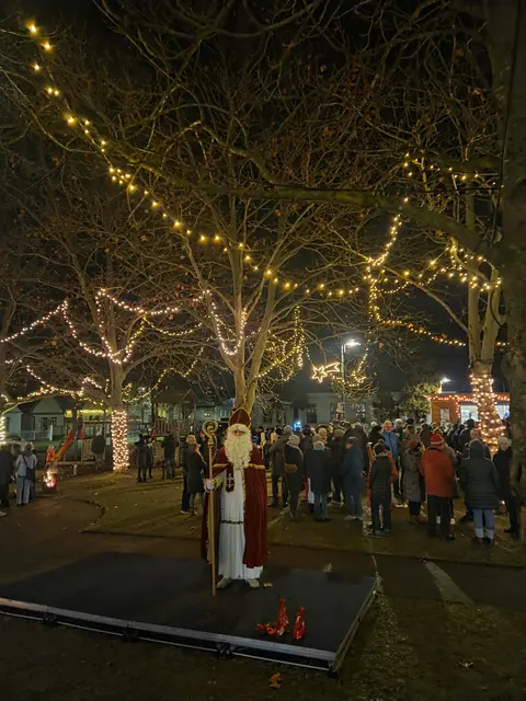 Das zweite Adventfenster im Park Großwarasdorf wurde vom Fitness Club Borištof im Beisein zahlreicher Besucherinnen und Besucher entzündet. | Foto: Michael Babits