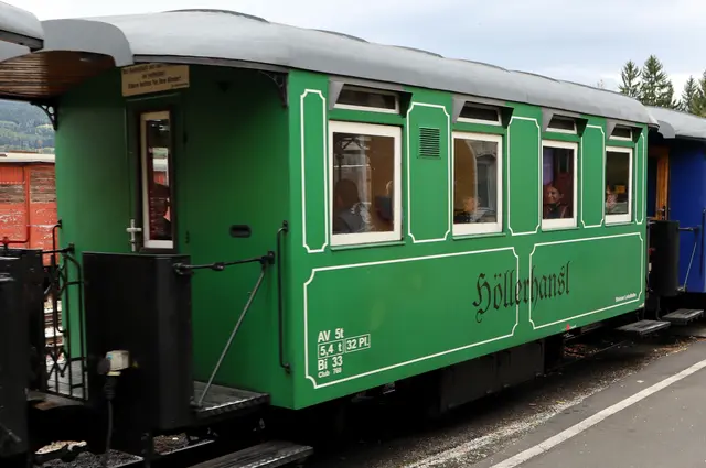 Der ganz in grün gehaltene Traditionswaggon Höllerhansl | Foto: Gerhard Langmann