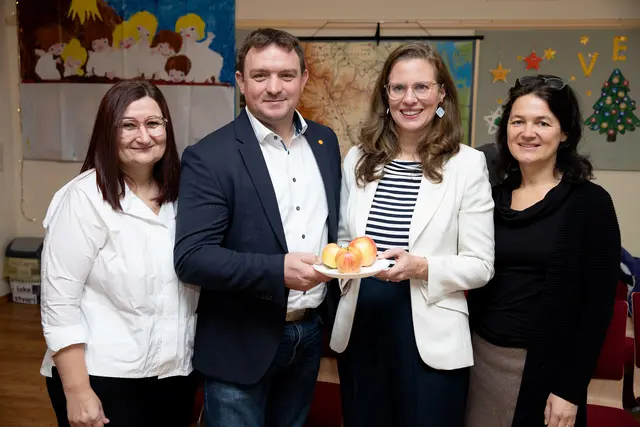 Landeshauptmann-Stellvertreterin Anja Haider-Wallner (2.v.r.) mit Weingrabens Bürgermeister Thomas Stoiber (2.v.l.) sowie Volksschuldirektorin Elvira Heisinger (l.) und Schulqualitätsmanagerin Christina Schlaffer (r.) beim Aktionstag über die Streuobstwiese, Äpfeln und Apfelsaft in der Volksschule Weingraben. | Foto: Landesmedienservice Burgenland