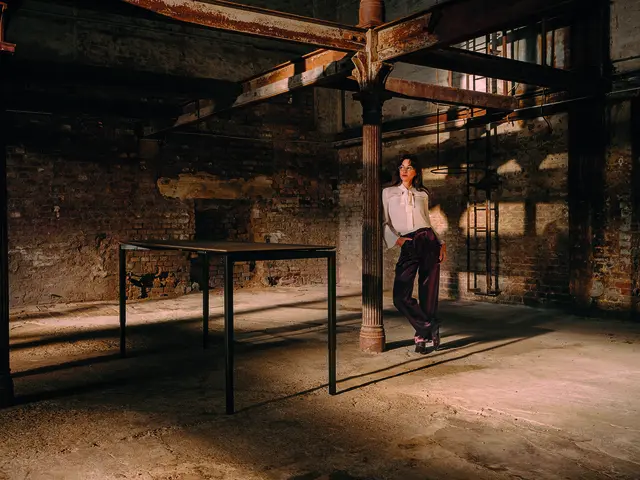 Flux M, die neueste Entwicklung von neudoerfler, ist ein höhenverstellbarer Schreibtisch auf vier Beinen im schicken Design. | Foto: neudoerfler / Julius Hirtzberger