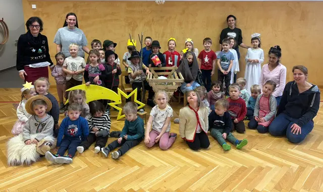 In Sörg wurde von den Kindergartenkindern ein gemeinsames Krippenspiel aufgeführt, um auf Weihnachten einzustimmen. | Foto: Bimbulli GmbH