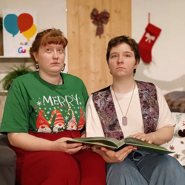 Rosalie liebt Weihnachten mehr als alles andere. Ganz anders sehen das jedoch ihre beiden Schwestern Pauline und Lilly.  | Foto: Dominique Kucera