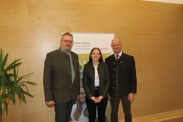 Die feierliche Ehrung mit LJM Herbert Sieghartsleitner (Landesjägermeister OÖ), BJM Christian Pfistermüller (Bezirksjägermeister Linz) mit Anna Merschitzka in Elmberg.
 | Foto: PR Team HBLA Elmberg